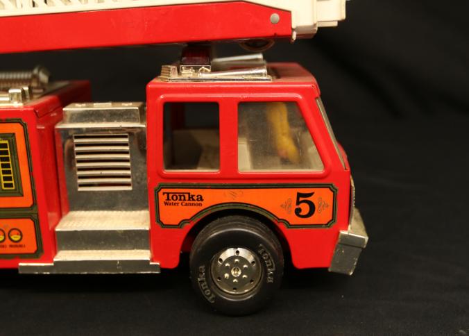 Tonka water best sale cannon fire truck