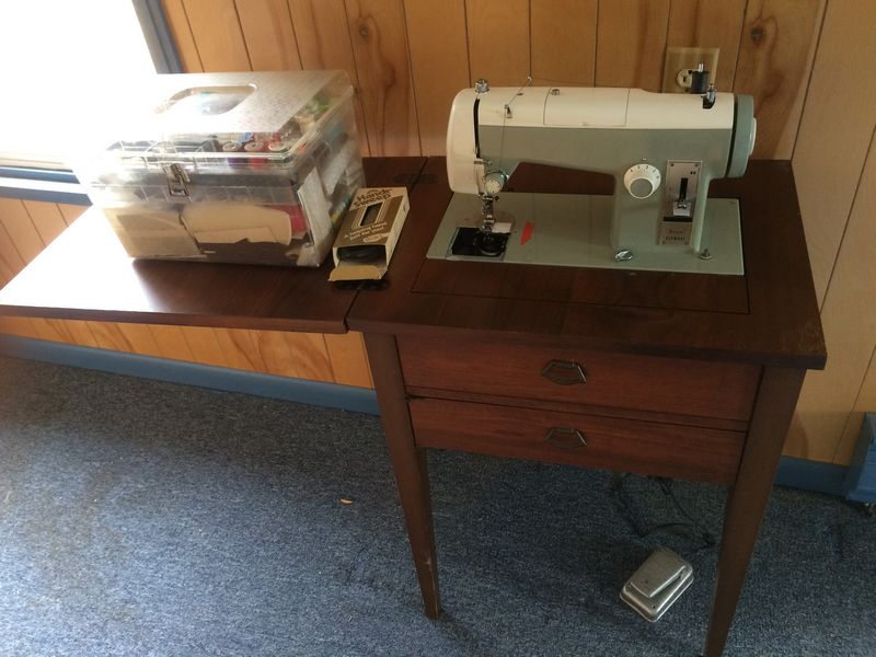 KENMORE ZIG ZAG DELUXE ELECTRIC SEWING MACHINE & CASE - Schmalz Auctions
