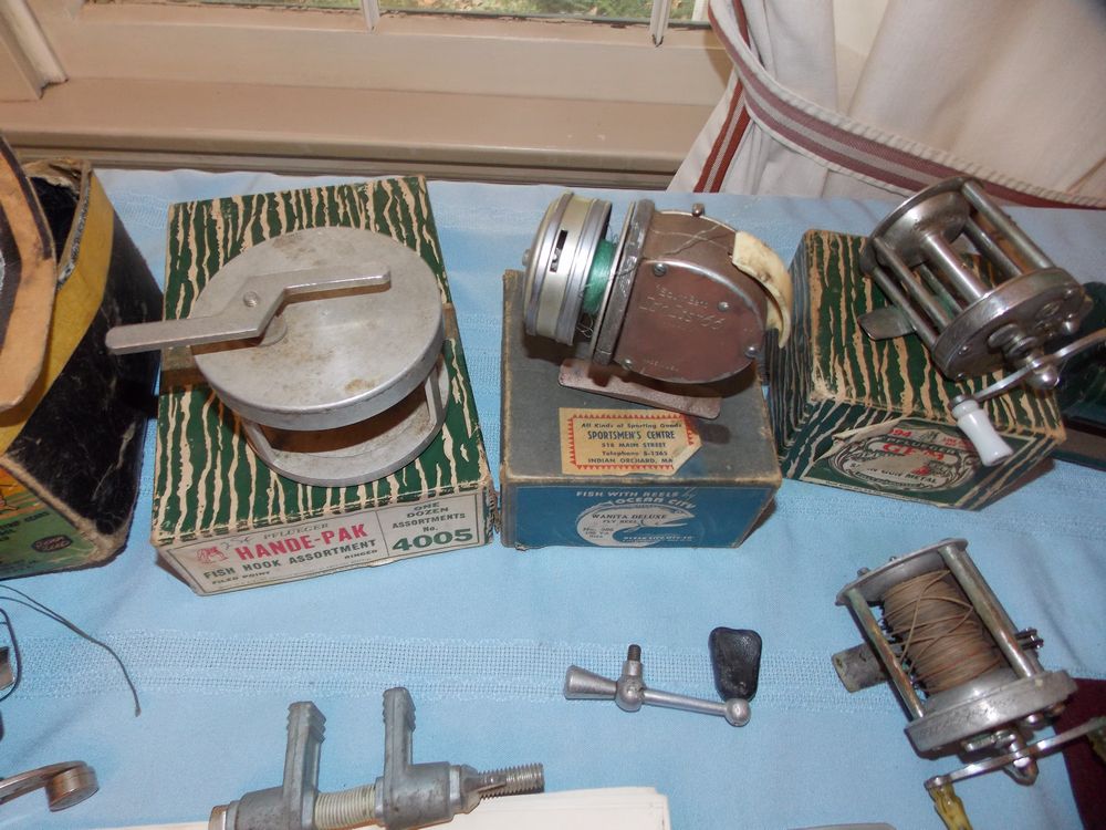 Pflueger Fish Hooks tins and some contents Vintage Hande Pak No. 4005 tins